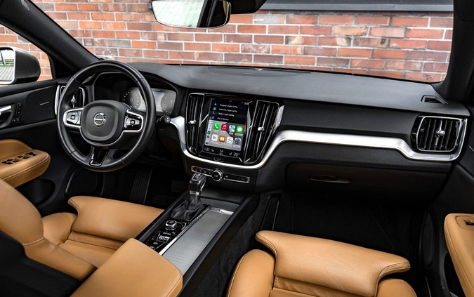 Volvo V60 cena 114900 przebieg: 104584, rok produkcji 2019 z Gryfice małe 781